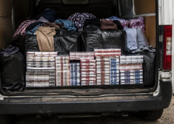 Femeie din Rădăuți, reținută după ce polițiștii au descoperit peste 1.200 de pachete de țigări de contrabandă ascunse printre haine second-hand