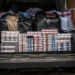 Femeie din Rădăuți, reținută după ce polițiștii au descoperit peste 1.200 de pachete de țigări de contrabandă ascunse printre haine second-hand
