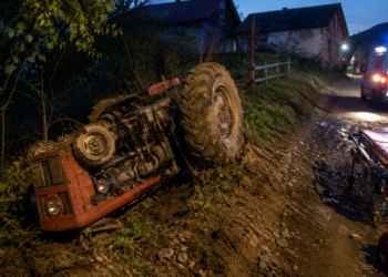Bărbat reținut după ce s-a răsturnat cu un tractor băut și fără permis. Pasagerul aflat pe aripă a fost rănit