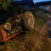 Bărbat reținut după ce s-a răsturnat cu un tractor băut și fără permis. Pasagerul aflat pe aripă a fost rănit