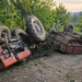 Subofițer ISU de 42 de ani, mort după ce s-a răsturnat cu un tractor neînmatriculat, la Botoșana. A fost prins sub remorcă