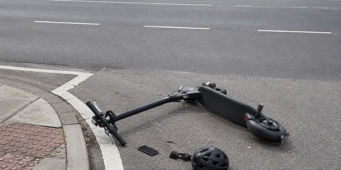 Adolescent de 17 ani, rănit după ce a intrat cu trotineta electrică într-un autoturism, la Ipotești. Tânărul ar fi pătruns pe un drum cu prioritate fără să se asigure