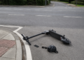 Adolescent de 17 ani, rănit după ce a intrat cu trotineta electrică într-un autoturism, la Ipotești. Tânărul ar fi pătruns pe un drum cu prioritate fără să se asigure