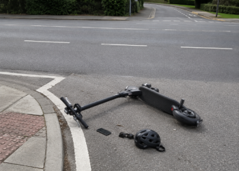 Adolescent de 17 ani, rănit după ce a intrat cu trotineta electrică într-un autoturism, la Ipotești. Tânărul ar fi pătruns pe un drum cu prioritate fără să se asigure
