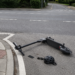 Adolescent de 17 ani, rănit după ce a intrat cu trotineta electrică într-un autoturism, la Ipotești. Tânărul ar fi pătruns pe un drum cu prioritate fără să se asigure