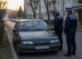Doi turiști din Tulcea, veniți cu trenul la Suceava pentru a vizita mănăstirile din zonă, au dormit într-o mașină pe care au crezut-o abandonată. Polițiștii i-au trezit după aproximativ patru ore de odihnă
