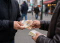 ”Valutistul” care făcea banii să dispară a scăpat fără condamnare după ce a păcălit mai multe persoane cu schimburi valutare ”avantajoase”, în zone aglomerate din Suceava. S-a împăcat cu toate victimele