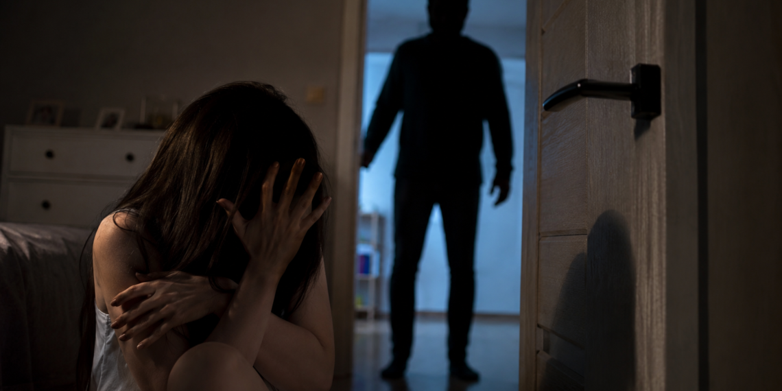 Tânăr de 24 de ani, trimis în judecată în stare de arest preventiv, după ce ar fi intrat în locuința fostei iubite și ar fi violat-o