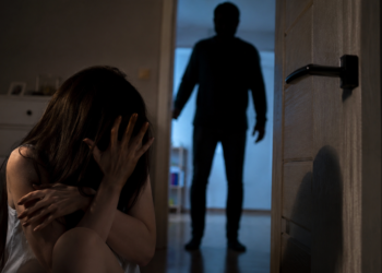 Tânăr de 24 de ani, trimis în judecată în stare de arest preventiv, după ce ar fi intrat în locuința fostei iubite și ar fi violat-o