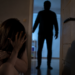 Tânăr de 24 de ani, trimis în judecată în stare de arest preventiv, după ce ar fi intrat în locuința fostei iubite și ar fi violat-o
