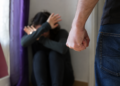 Un bărbat care și-a creat un obicei din a-și bate soția și a o izbi de pereți a fost arestat preventiv după ce a încălcat controlul judiciar și a scos-o din casă