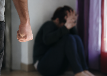 S-a umflat tărâța-n el după ce s-a îmbătat. Și-a dat soția afară din casă, apoi a îmbrâncit-o. Bărbatul a fost internat la Spitalul de Psihiatrie Câmpulung Moldovenesc