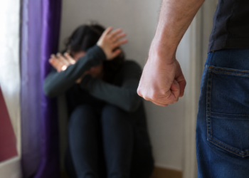 Un bărbat care și-a creat un obicei din a-și bate soția și a o izbi de pereți a fost arestat preventiv după ce a încălcat controlul judiciar și a scos-o din casă