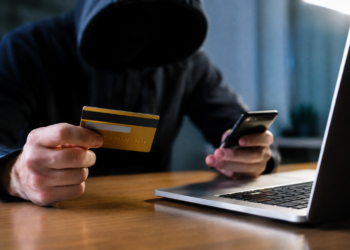 Femeie din Suceava, lăsată fără aproape 2.300 de lei după ce persoane necunoscute i-au luat 500 de dolari de pe card. Alte două tranzacții au fost încercate, dar au eșuat din lipsă de bani