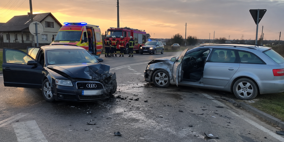 O femeie și doi copii de 2 și 4 ani au fost răniți după ce o șoferiță a ignorat indicatorul ”STOP”, la Dumbrăveni