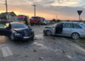 O femeie și doi copii de 2 și 4 ani au fost răniți după ce o șoferiță a ignorat indicatorul ”STOP”, la Dumbrăveni