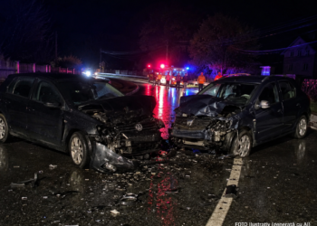 Cinci persoane rănite într-un accident la Vicovu de Sus. O șoferiță de 18 ani a pierdut controlul mașinii într-o curbă și a lovit frontal un autoturism care circula regulamentar