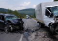 Un Mitsubishi a intrat pe contrasens și s-a izbit frontal de un ansamblu rutier, la Câmpulung Moldovenesc. Două persoane au ajuns la spital