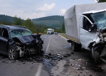Un Mitsubishi a intrat pe contrasens și s-a izbit frontal de un ansamblu rutier, la Câmpulung Moldovenesc. Două persoane au ajuns la spital