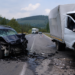 Un Mitsubishi a intrat pe contrasens și s-a izbit frontal de un ansamblu rutier, la Câmpulung Moldovenesc. Două persoane au ajuns la spital