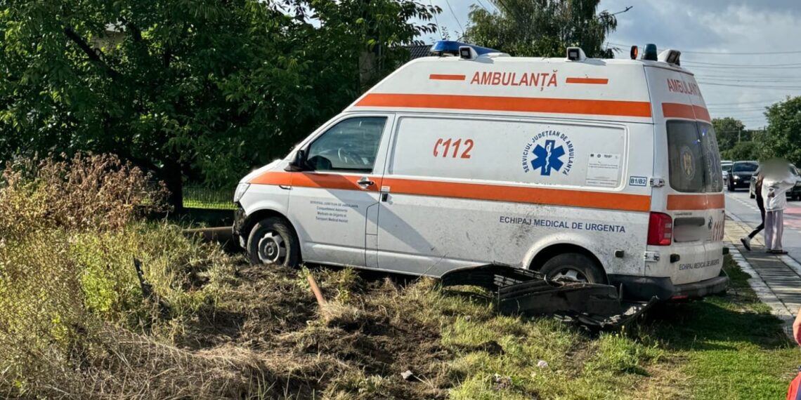 Ambulanță în misiune, lovită de un Volvo ieșit din parcarea Penny de la Ipotești. Cadru medical și pacientă, rănite după ce șoferița nu ar fi respectat STOP-ul