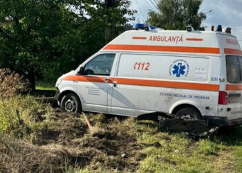 Ambulanță în misiune, lovită de un Volvo ieșit din parcarea Penny de la Ipotești. Cadru medical și pacientă, rănite după ce șoferița nu ar fi respectat STOP-ul