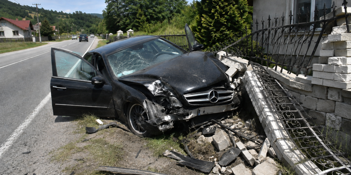 Șoferiță italiană de 64 de ani, rănită după ce a intrat cu Mercedesul într-un gard, la Vârfu Dealului