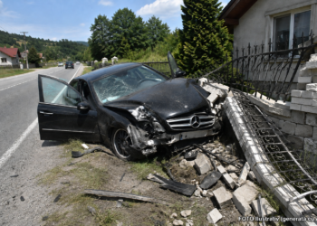 Șoferiță italiană de 64 de ani, rănită după ce a intrat cu Mercedesul într-un gard, la Vârfu Dealului