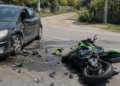 Motociclist fără permis, implicat într-un accident la Udești. O fată de 15 ani, aflată pe motocicletă, a fost rănită. Un șofer nu le-a acordat prioritate