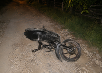 Tânăr de 18 ani, reținut după un accident cu un moped electric la Izvoarele Sucevei. Pasagerul de 17 ani, rănit, a fost găsit acasă după 90 de minute. Mopedistul a fugit de la fața locului