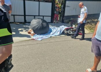 Sfârșit tragic pentru un bărbat din Dumbrăveni. A pierdut controlul mopedului, a intrat într-un șanț și a fost proiectat într-un gard
