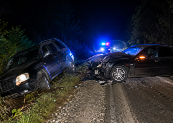 Mercedesul a chemat singur Poliția după un accident la Straja. Șoferul vinovat a fugit unde a văzut cu ochii după ce Jeep-ul s-a blocat în șanț. Tovarășul rămas la fața locului ”l-a dat pe tobogan” și le-a spus polițiștilor că băuseră împreună înainte de accident