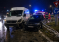 Pasageră Bolt, rănită într-un accident în sensul giratoriu de la Moara, la miezul nopții. O autoutilitară nu a acordat prioritate și a proiectat mașina de ridesharing în parapet