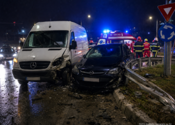 Pasageră Bolt, rănită într-un accident în sensul giratoriu de la Moara, la miezul nopții. O autoutilitară nu a acordat prioritate și a proiectat mașina de ridesharing în parapet
