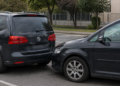 Copil de 3 ani, rănit într-un accident pe strada Traian Vuia din Suceava. Două Volkswagen-uri Touran s-au ciocnit