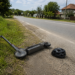 Copil de 13 ani, rănit după ce a căzut cu trotineta electrică la Dolhești. Polițiștii i-au transmis minorului că nu are vârsta legală pentru a circula pe drumurile publice