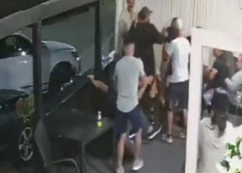 Trei încordați rurali, reținuți după o bătaie într-o crâșmă din Brodina. Scandalul a pornit între doi bărbați cunoscuți cu implicații în contrabandă, care s-au certat de la o femeie. 2.500 de lei ar fi dispărut de pe masa consilierului local