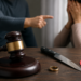 Un sucevean acuzat că și-a amenințat soția cu moartea, având un cuțit asupra sa, răsuflă ușurat după retragerea plângerii. Femeia trebuie să plătească 800 de lei cheltuieli judiciare