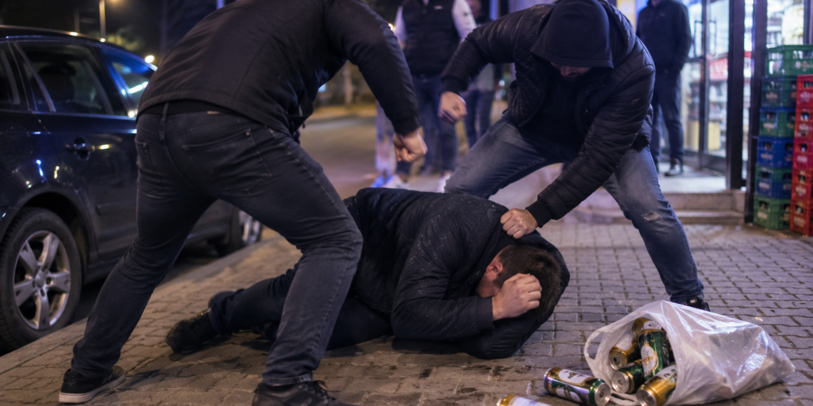 Bătaie pe fondul alcoolului, încheiată cu amenzi penale de mii de lei. Unul dintre inculpați a fost achitat pentru furtul unei sacoșe cu bere