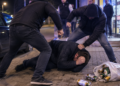 Bătaie pe fondul alcoolului, încheiată cu amenzi penale de mii de lei. Unul dintre inculpați a fost achitat pentru furtul unei sacoșe cu bere