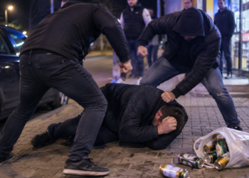Bătaie pe fondul alcoolului, încheiată cu amenzi penale de mii de lei. Unul dintre inculpați a fost achitat pentru furtul unei sacoșe cu bere