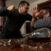 Pedeapsă majorată DEFINITIV pentru un bărbat care și-a atacat cu pumnii și o sticlă de afinată concubinul mamei sale