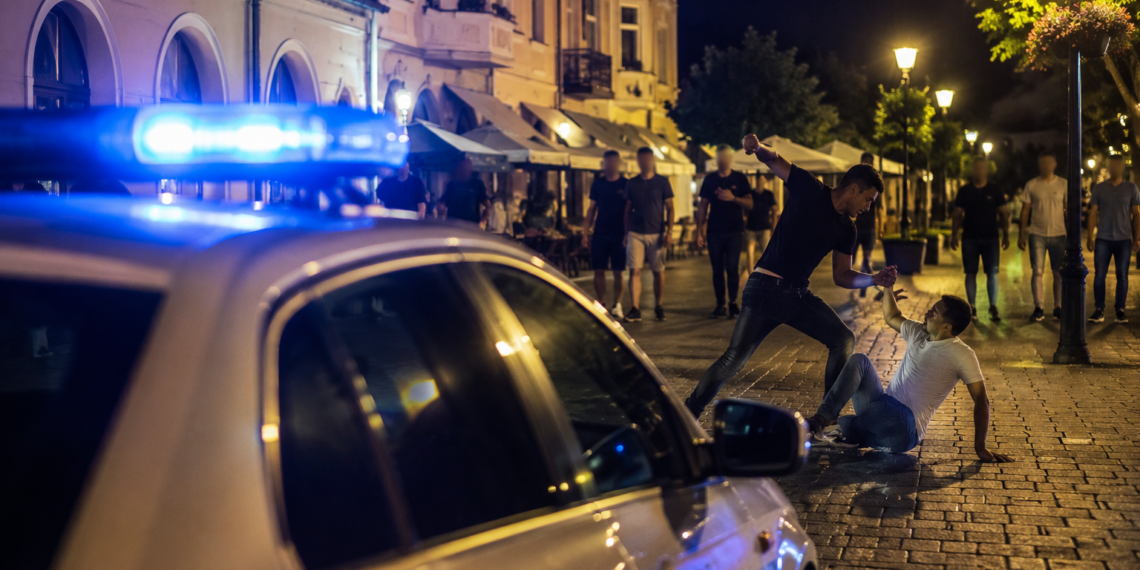 Bătaie în centrul Rădăuțiului, după un conflict pornit în mediul online. Cei doi agresori au fost reținuți la câteva zile după ce victima și-a retras plângerea