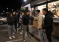 Mai mulți tineri s-au bătut cu poftă, la Rădăuți, pentru rândul la kebab. Și-au împărțit pumni și picioare la coada pentru comenzi. Patru dintre ei s-au răcorit în arestul IPJ Suceava, unde au schimbat meniul de fast-food cu meniul de restaurant