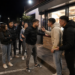 Mai mulți tineri s-au bătut cu poftă, la Rădăuți, pentru rândul la kebab. Și-au împărțit pumni și picioare la coada pentru comenzi. Patru dintre ei s-au răcorit în arestul IPJ Suceava, unde au schimbat meniul de fast-food cu meniul de restaurant