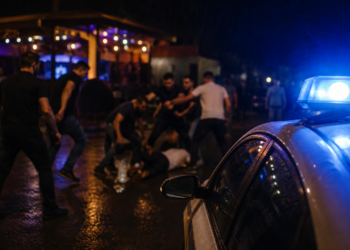 S-a umflat tărâța-n 9 melteni din Comănești. Au agresat trei tineri în apropierea discotecii din Todirești, la 3 dimineața. Opt dintre ”zmei” s-au răcorit 24 de ore în arest