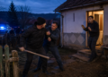 Bărbat arestat preventiv pentru tentativă de omor după ce a înjunghiat un localnic în propria curte. Fratele său, care l-a însoțit cu un par, a fost plasat sub control judiciar. Scandalul, iscat pe fondul unui schimb de bunuri
