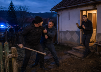Bărbat arestat preventiv pentru tentativă de omor după ce a înjunghiat un localnic în propria curte. Fratele său, care l-a însoțit cu un par, a fost plasat sub control judiciar. Scandalul, iscat pe fondul unui schimb de bunuri