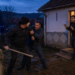 Bărbat arestat preventiv pentru tentativă de omor după ce a înjunghiat un localnic în propria curte. Fratele său, care l-a însoțit cu un par, a fost plasat sub control judiciar. Scandalul, iscat pe fondul unui schimb de bunuri