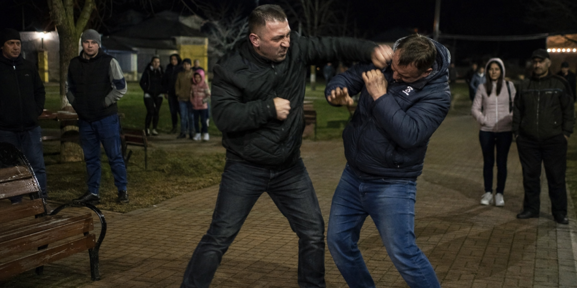 Bărbat reținut după ce a luat la pumni un consătean, sub ochii fiicei sale și ai mai multor copii, în parcul din Horodnic de Jos